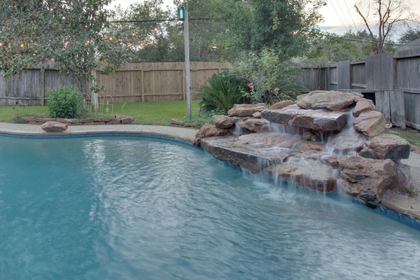 Una piscina al aire libre, una piscina climatizada