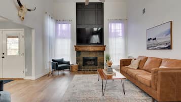 Smart TV, fireplace, Netflix, streaming services