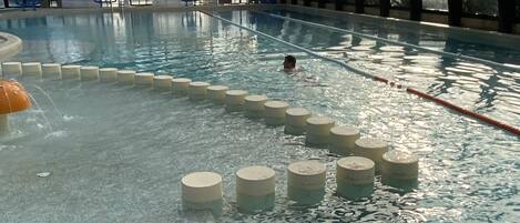 Una piscina cubierta, una piscina al aire libre