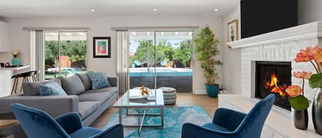 TV connectée, cheminée, écrans d'ordinateur