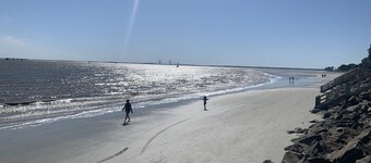 Bike to Beach, Pier & Hotspots! Fenced Yard, Geat Location!