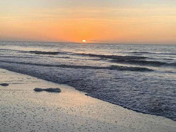 Beach nearby, beach towels - Bike to Beach, Pier & Hotspots! Fenced Yard, Geat Location! (St. Simons Island)