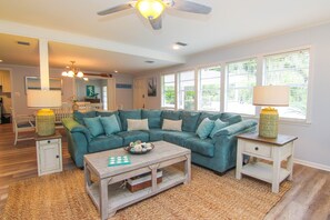 Smart TV - Bike to Beach, Pier & Hotspots! Fenced Yard, Geat Location! (St. Simons Island)