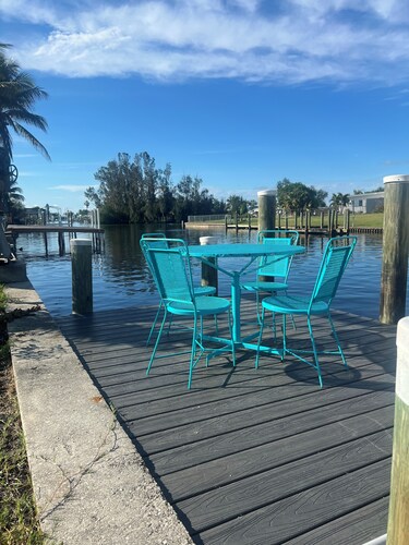 Charlotte's Cottage 3BDR Heated Pool & Canal views