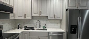 Charlotte's Cottage 3BDR Heated Pool & Canal views