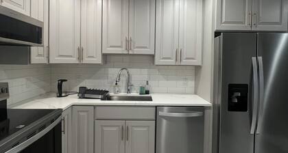 Charlotte's Cottage 3BDR Heated Pool & Canal views