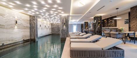 Innenpool, LiegestĂŒhle