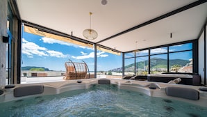 Un jacuzzi con vistas a un paisaje montañoso.