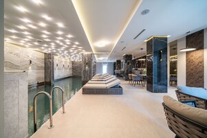 Indoor pool, sun loungers