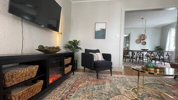 Smart-TV, Kamin, Bücher