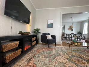 TV connectée, cheminée, livres