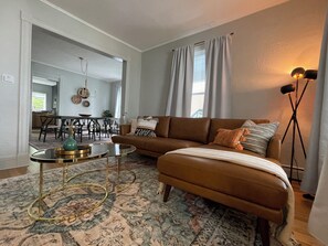 Smart TV, fireplace, books - Pristine Downtown Clayton Village Home Just Steps Away From Everything! (Clayton)