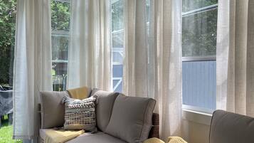 Smart-TV, Kamin, Bücher