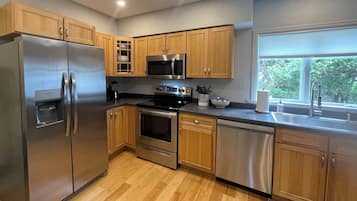 Jääkaappi, mikroaaltouuni, uuni, liesi