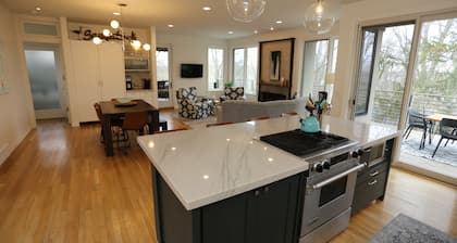 Treetop Retreat With Seasonal Views of the Kalamazoo River