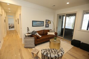 Smart TV, fireplace, DVD player, books - Treetop Retreat With Seasonal Views of the Kalamazoo River (Saugatuck)