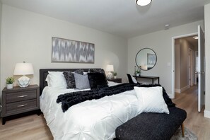 4 Schlafzimmer, Zimmersafe, Schreibtisch, Bügeleisen/Bügelbrett