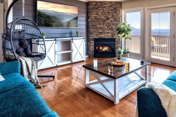 Smart TV, fireplace, video games, table football - AMAZING Mountain Views Retreat | FirePit/Games/Upscale/HotTub/SemiSecluded (Sevierville)