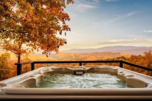 Outdoor spa tub - AMAZING Mountain Views Retreat | SemiSecluded/HotTub/Games/FirePit/Upscale (Sevierville)