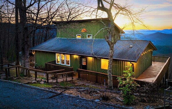 Exterior - AMAZING Mountain Views Retreat | Upscale | HotTub | Sleeps 12 | Fire Pit | Games (Sevierville)