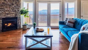 Een smart-tv, een open haard, videogames en tafelvoetbal