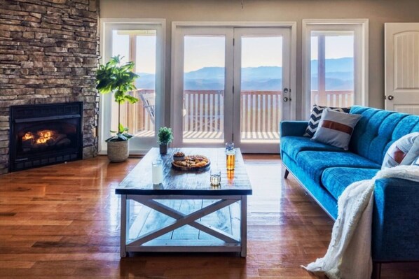 تلفزيون ذكي، مدفأة، ألعاب فيديو، كرة قدم الطاولة