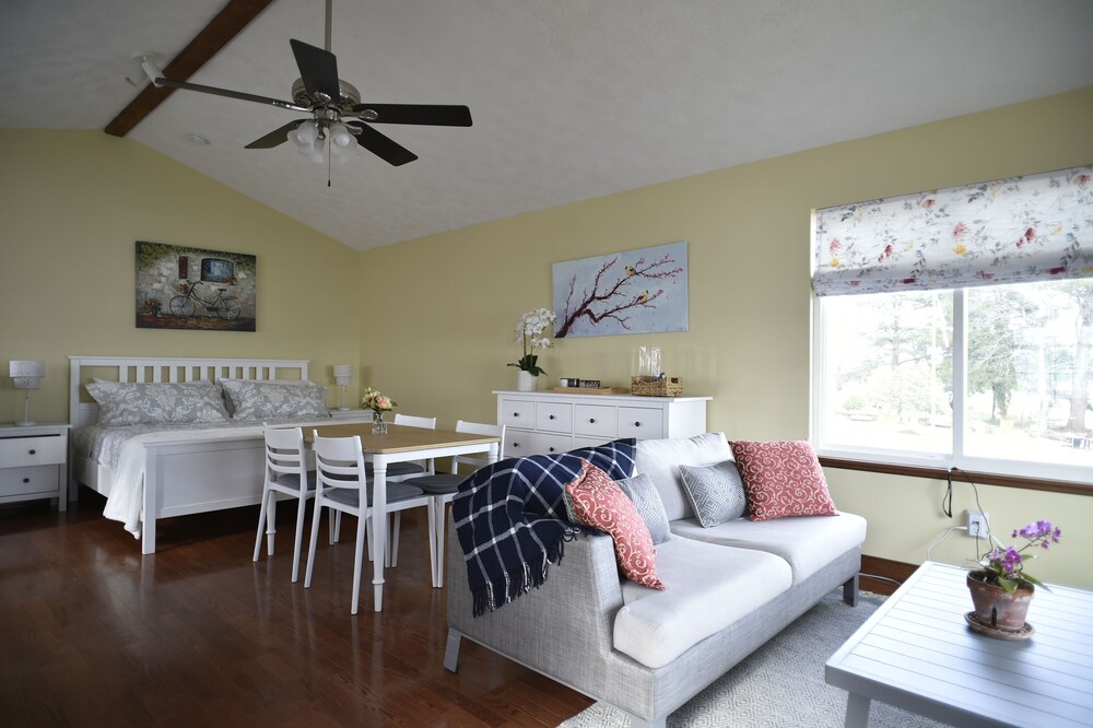 Bright and Cheery Cottage with Endless Water Views