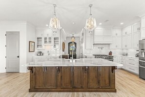 冰箱、微波炉、烤箱、炉灶