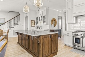 冰箱、微波炉、烤箱、炉灶