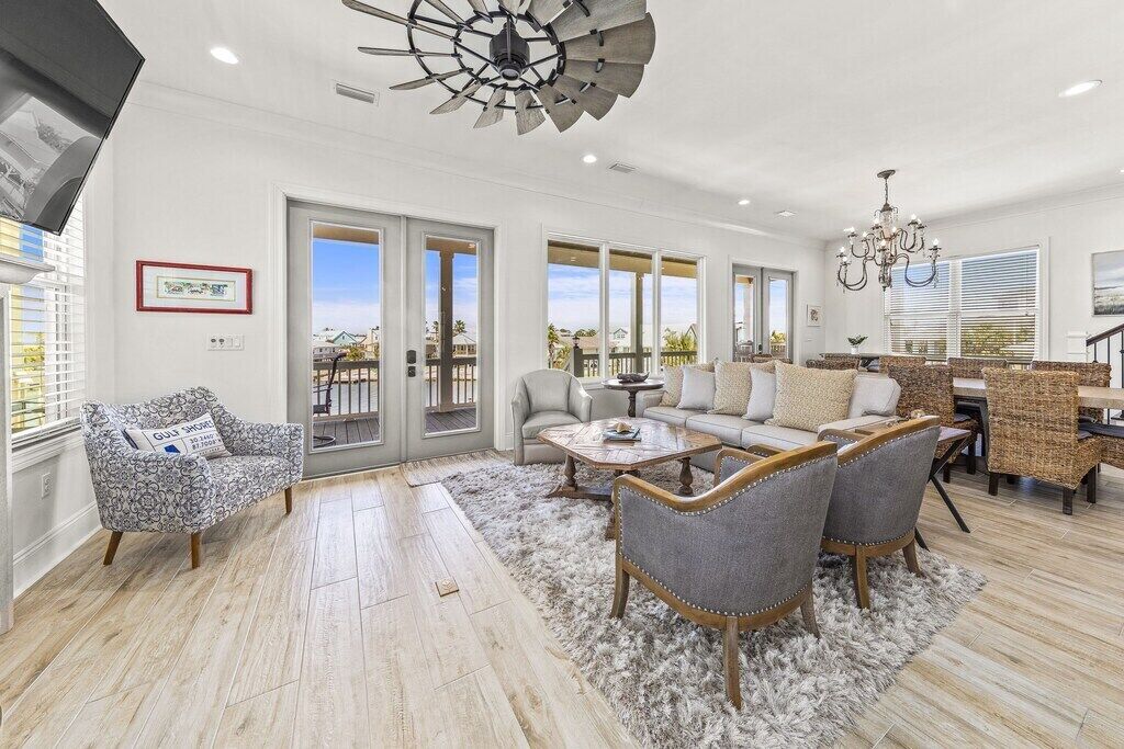 Lux Water-Front Home| Sleeps20| Games| Outdoor Bar