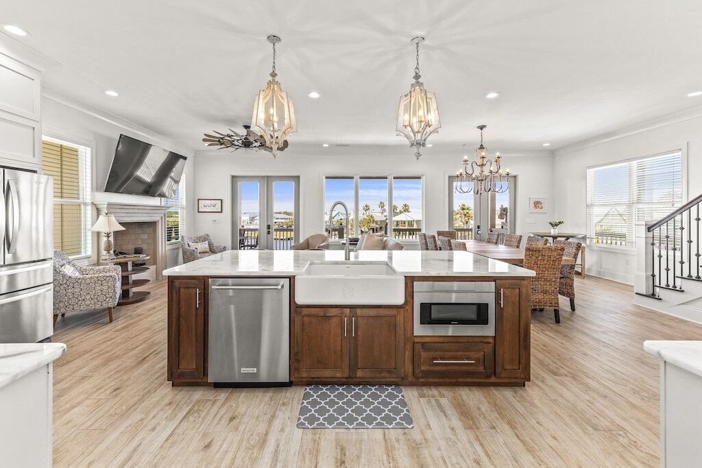 Lux Water-Front Home| Sleeps20| Games| Outdoor Bar