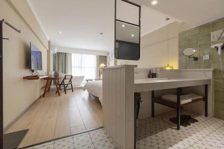 Room. Dade Hotel