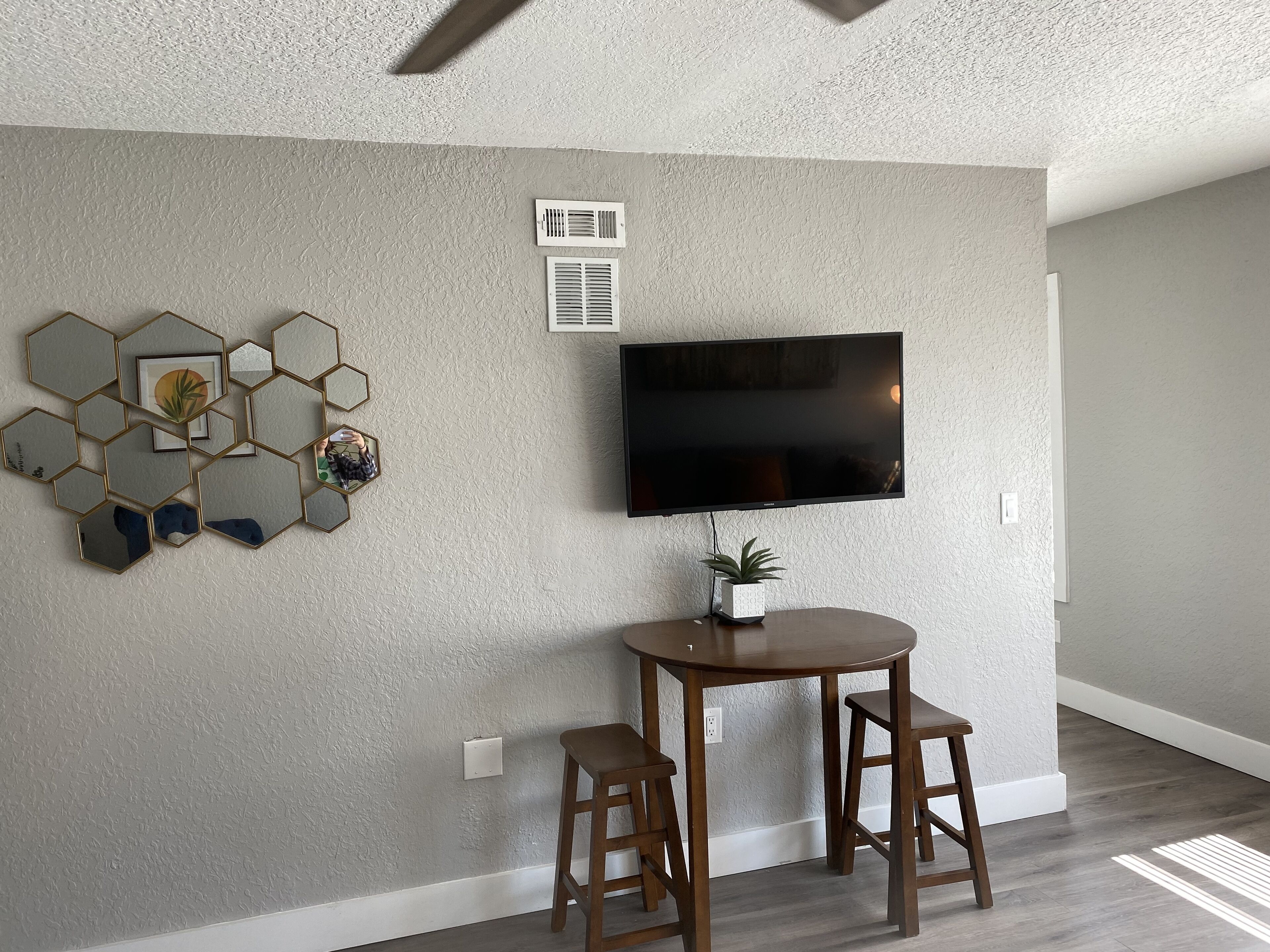 Cozy Riverside studio with washer/dryer