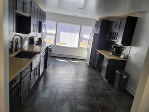 冷蔵庫、電子レンジ、オーブン、コンロ