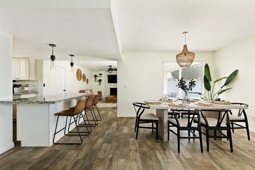 Heated Pool and centrally located to every in Phoenix! 3br/2ba resort style home