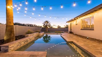 Alberca al aire libre y alberca climatizada