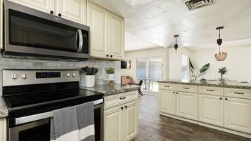 Refrigerador, microondas, horno y parrilla de estufa