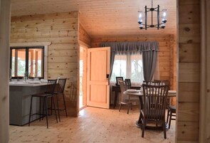 Full-size fridge, microwave, oven, coffee/tea maker