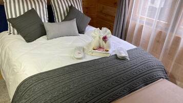 Premium Cabin, 3 Bedrooms | Premium bedding, down comforters, pillowtop beds, blackout drapes