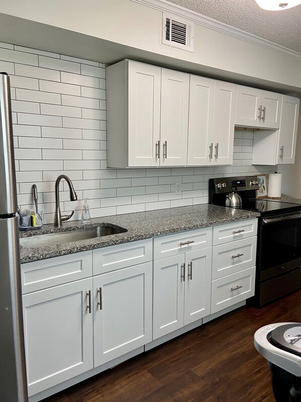 Kylskåp, mikrovågsugn, ugn och spishäll