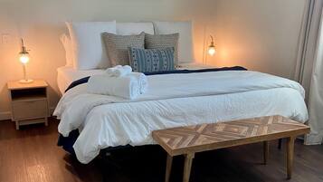 1 quarto, escrivaninha, ferros/tábuas de passar roupa, berço de viagem