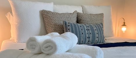 1 chambre, bureau, fer et planche à repasser, lit parapluie