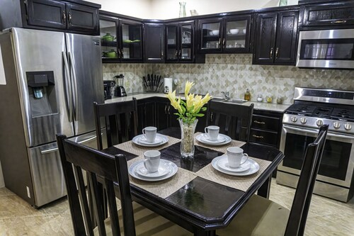 Private 2 bedroom apartment  - 10 mins from Airport