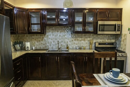 Private 2 bedroom apartment  - 10 mins from Airport