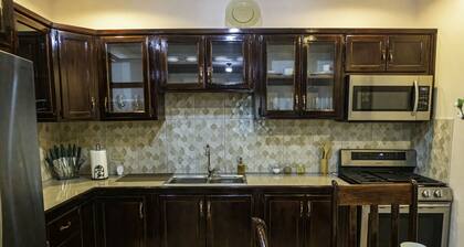 Private 2 bedroom apartment - 10 mins from Airport