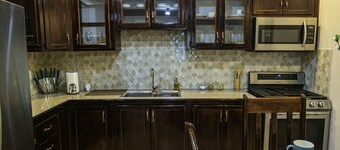 Private 2 bedroom apartment - 10 mins from Airport