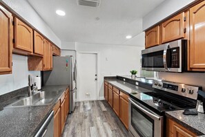 Fridge, microwave, oven, stovetop -  ★ cute 🏠! heated salt water pool! 6 miles to Madeira Beach ★ (Seminole)