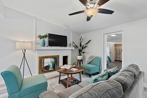 Smart TV, fireplace, books -  ★ cute 🏠! heated salt water pool! 6 miles to Madeira Beach ★ (Seminole)