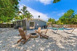 Property grounds -  ★ cute 🏠! heated salt water pool! 6 miles to Madeira Beach ★ (Seminole)