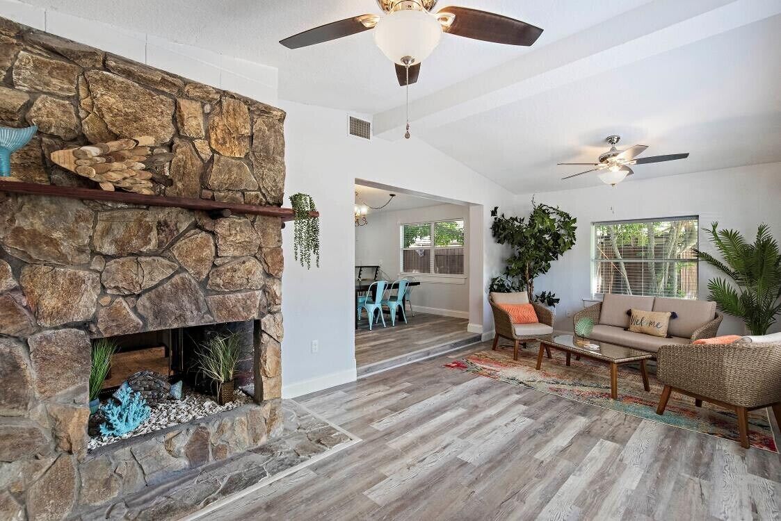  ★ Family friendly 🏠! W/ heated salt water pool! 5 miles to Madeira Beach ★ 